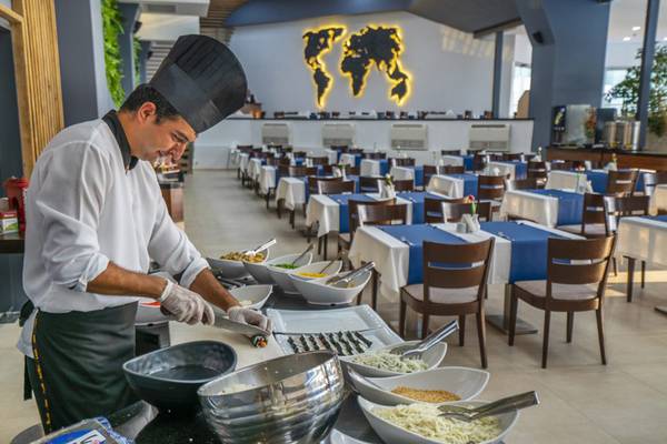 Koch im Restaurant des Grand Belish Resort Hotel & Spa, der Gerichte zubereitet.