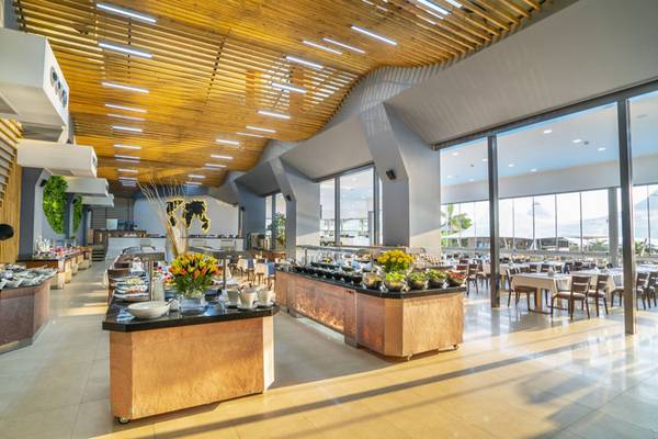 Buffetbereich des Grand Belish Resort Hotel mit vielen Speisen und Tischen.