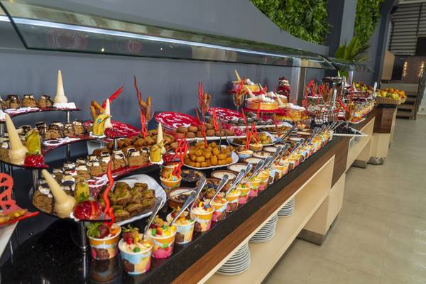 Buffet im Grand Belish Resort Hotel & Spa mit einer Auswahl an Desserts und Speisen.