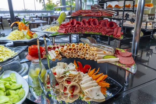 Buffet im Grand Belish Resort Hotel & Spa mit verschiedenen Fleischsorten und Gemüseplatten.