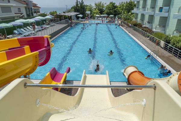 Außenpool im Grand Belish Resort Hotel & Spa mit Wasserrutschen und vielen Schwimmern.