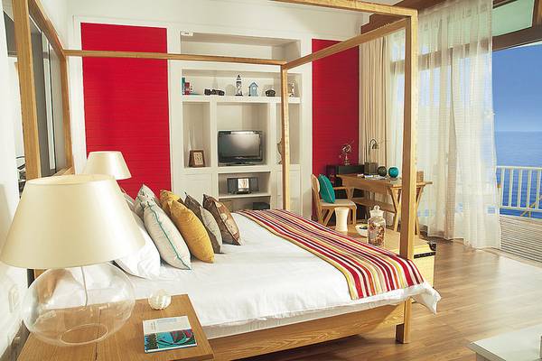 Schlafzimmer im Centara Grand Island Resort & Spa mit vierposterbett und meerblick