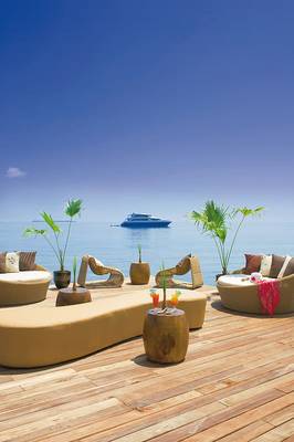 Außenterrasse des Centara Grand Island Resorts & Spa mit Blick auf das Meer und eine Yacht