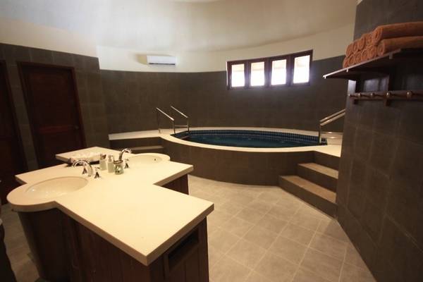 Zentraler großer Innenraum mit Badewannen und Duschen im Centara Grand Island Resort & Spa