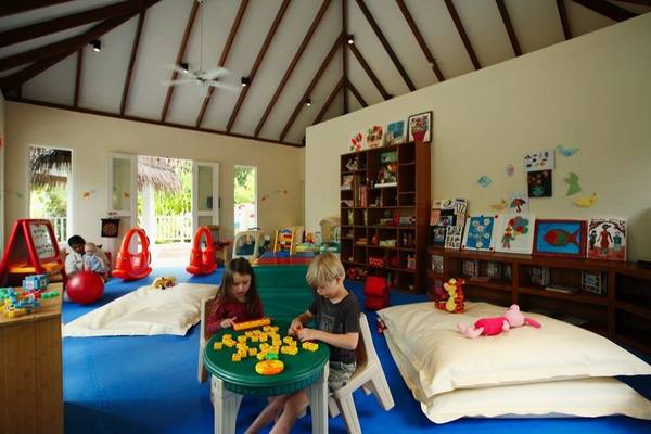 Kinder spielen in einem farbenfrohen Spielzimmer im Centara Grand Island Resort & Spa.