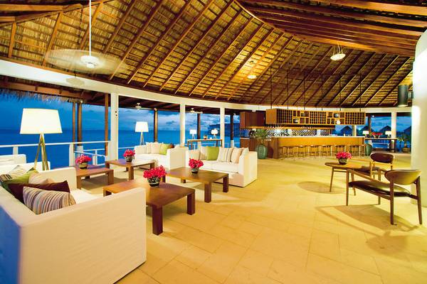 Loungebereich des Centara Grand Island Resorts mit Blick auf das Meer.