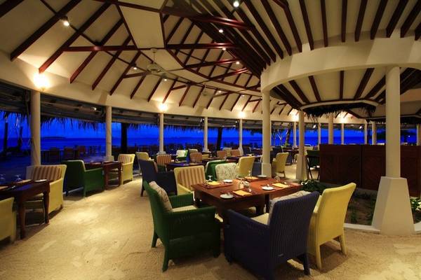 Innenbereich des Restaurants im Centara Grand Island Resort & Spa mit Blick auf das Meer.