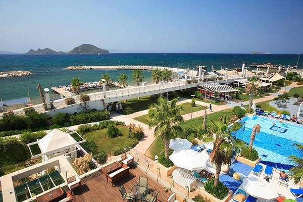 Luftaufnahme des La Blanche Resort & Spa mit Meerblick und angelegtem Pool.