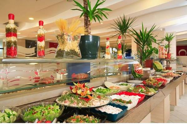 Buffet-Tisch im La Blanche Resort & Spa mit verschiedenen Salaten und Dekorationen.