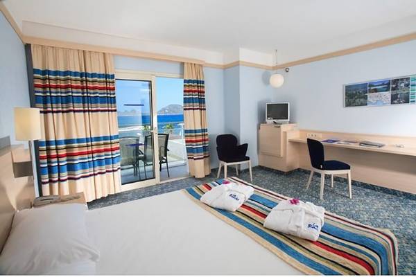 Innenansicht eines Hotelzimmers im La Blanche Resort & Spa mit Blick auf das Meer.