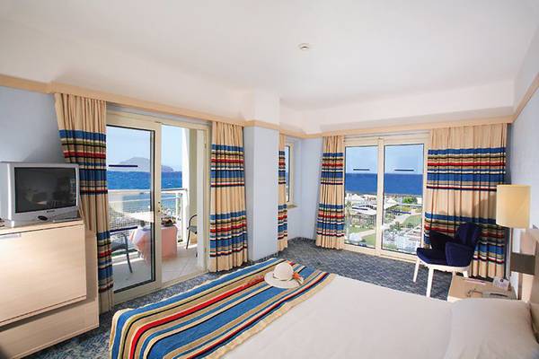 Ein Hotelzimmer im La Blanche Resort & Spa mit Blick auf das Meer.