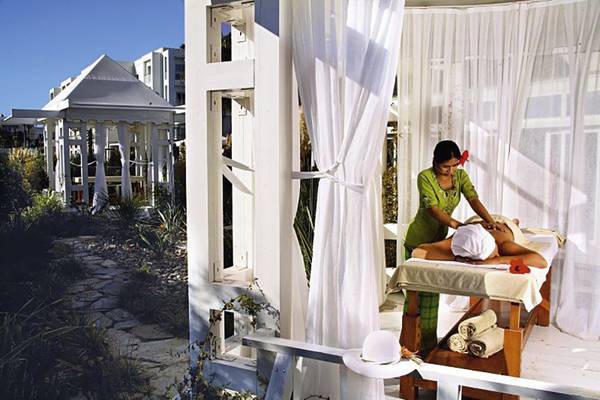 Massage-Service im Garten des La Blanche Resort & Spa