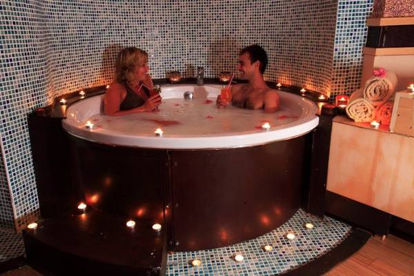 Ein Paar genießt einen romantischen Moment im Whirlpool im La Blanche Resort & Spa.