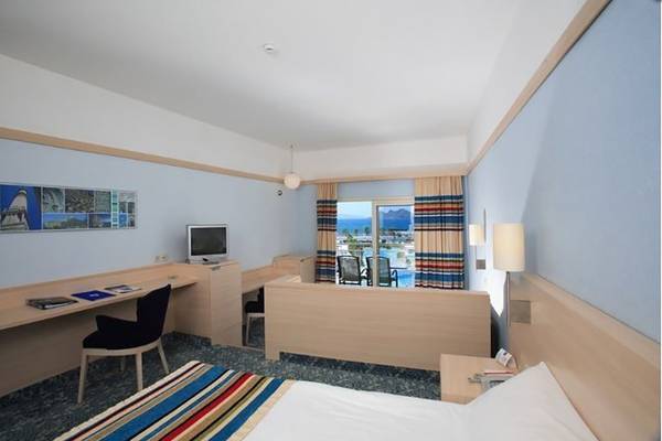 Hotelzimmer im La Blanche Resort & Spa mit Schreibtisch, Bett und Balkon mit Poolblick