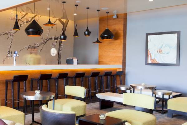 Lobby-Bar-Sitzecke im JA Lake View Hotel mit modernem Design und dekorativen Leuchten.