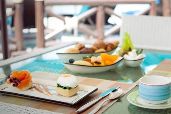 Frühstückstisch im JA Lake View Hotel mit verschiedenen Speisen und Getränken.