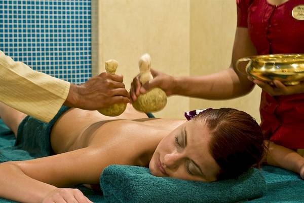 Frau genießt Massage im Radisson Blu Resort & Spa, Malta Golden Sands