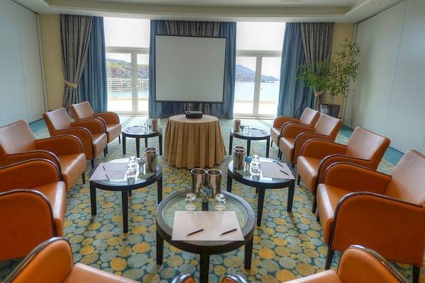 Besprechungsraum im Radisson Blu Resort & Spa, Malta Golden Sands mit Konferenztisch, Projektor und Blick aufs Meer.