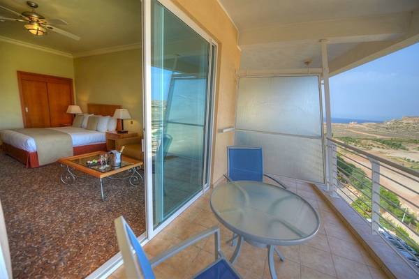 Balkon des Radisson Blu Resort & Spa, Malta Golden Sands mit Blick auf das Meer.