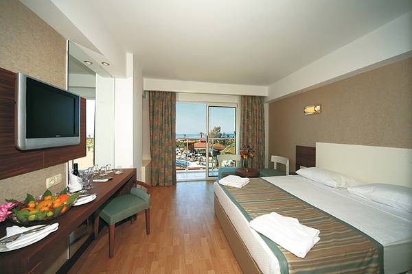 Hotelzimmer des Seher Resort & Spa mit Blick auf den Pool und das Meer.