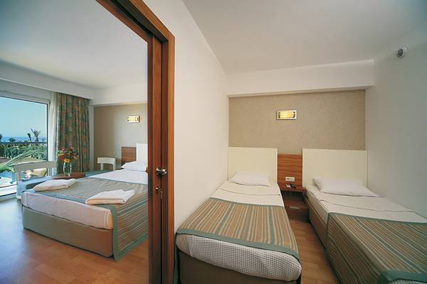 Innenansicht eines Doppelzimmers im Seher Resort & Spa mit Blick auf das Meer.