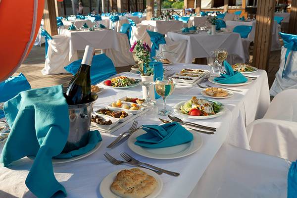 Bankettsaal im Seher Resort & Spa mit gedeckten Tischen und Speisen