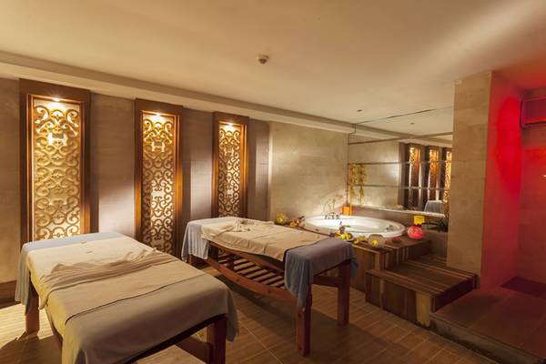 Massageraum im Seher Resort & Spa mit zwei Massagebetten und einem Whirlpool