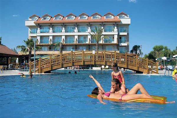 Familie im Schwimmbad des Seher Resort & Spa Hotels mit einer Brücke im Hintergrund