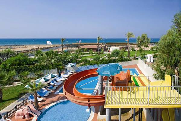 Luftaufnahme des Seher Resort & Spa mit Wasserrutsche und Pool am Strand