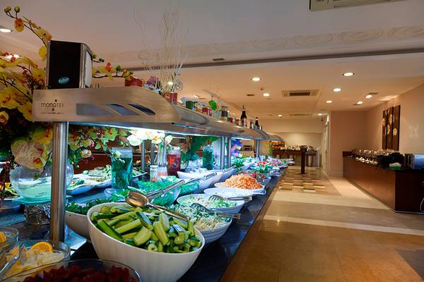 Buffet mit verschiedenen Salaten und Vorspeisen im Seher Resort & Spa.