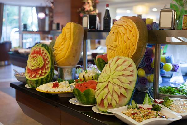 Buffet-Tisch im Seher Resort & Spa mit kunstvollen Wassermelonen-Skulpturen.