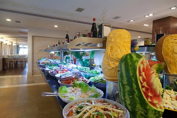Seher Resort Buffettisch mit verschiedenen Salaten, Melonen und anderen Gerichten.