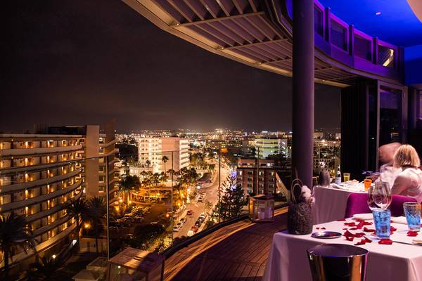 Abendliche Aussicht auf die Stadt vom Hotel Bohemia Suites & Spa Terrasse.