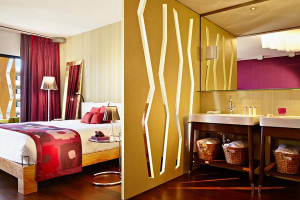 Doppelbett und Badezimmer in einem Zimmer im Bohemia Suites & Spa Hotel.