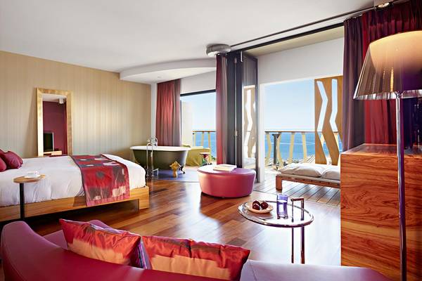 Bohemia Suites & Spa Hotel Schlafzimmer mit Meerblick und Badewanne auf der Terrasse