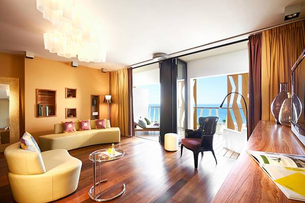 Suite im Bohemia Suites & Spa mit Meerblick, Wohnzimmer mit Sofa und Couchtisch.