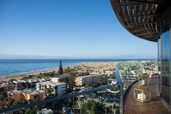 Aussicht vom Balkon des Bohemia Suites & Spa mit Meer, Strand und Stadt im Hintergrund.