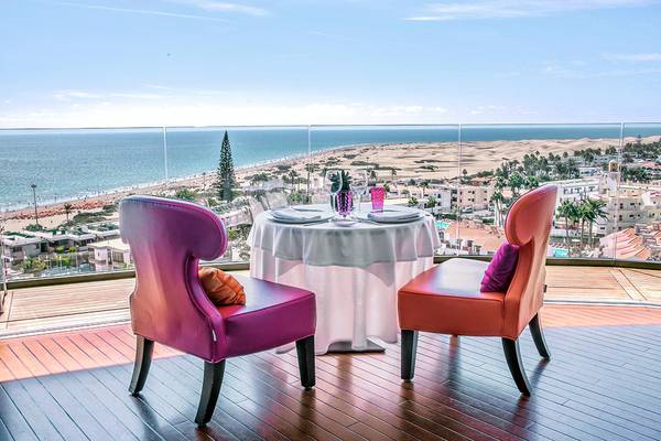 Aussicht vom Tisch im Hotel Bohemia Suites & Spa mit Meer und Stadt im Hintergrund.
