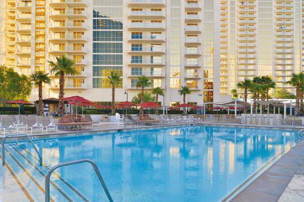 Der Swimmingpool des Signature at MGM Grand Hotels mit Lounge-Sesseln und Sonnenschirmen.