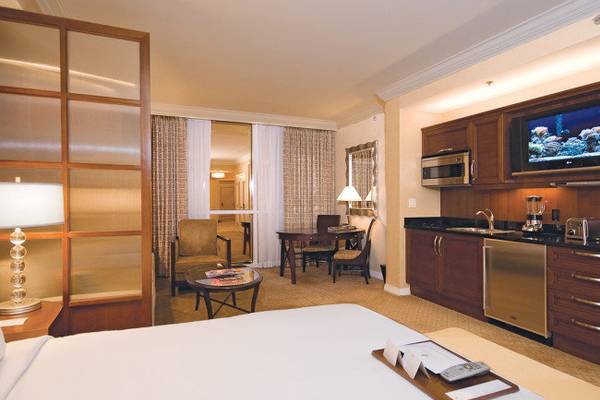 Suite im The Signature at MGM Grand mit Bett, Küche und Fernseher.