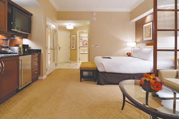 Hotelzimmer im The Signature at MGM Grand mit Bett, Küche und Wohnzimmer.