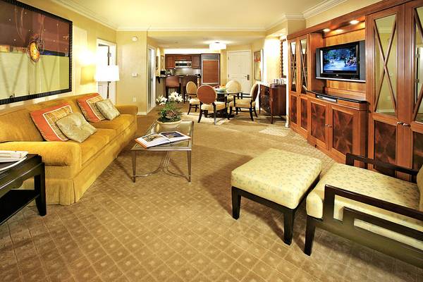Wohnzimmer im The Signature at MGM Grand Hotel mit Couch, Tisch und Fernseher.