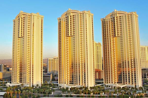 Die Signatur im MGM Grand mit mehreren hohen Gebäuden und Palmen im Vordergrund.