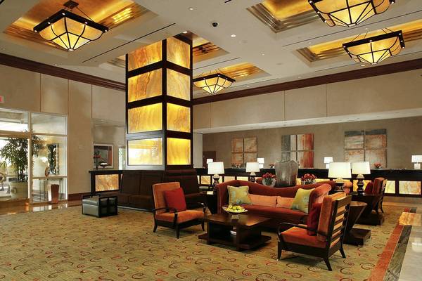 Lobby des The Signature At MGM Grand Hotels mit Loungemöbeln, Couch, Tisch und Kronleuchtern.