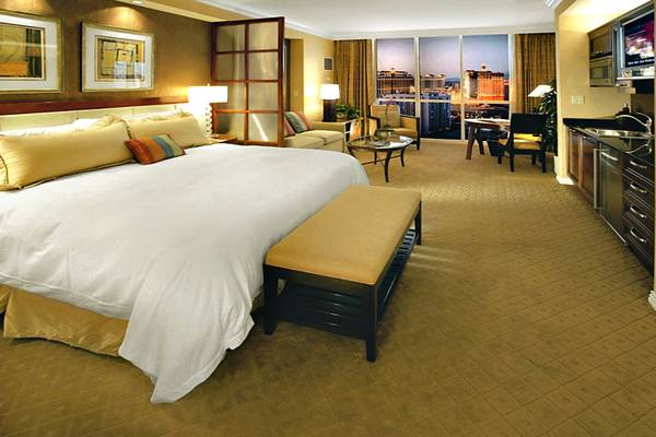 Suite im The Signature at MGM Grand Hotel mit großem Bett und Panoramafenster.