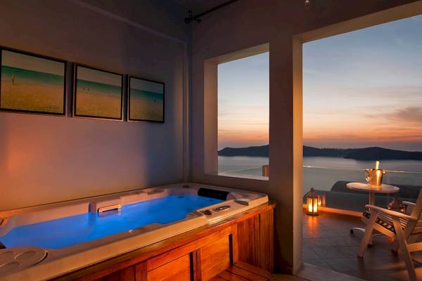 Jacuzzi im Andromeda Villas & Spa Resort mit Aussicht auf das Meer und den Sonnenuntergang.