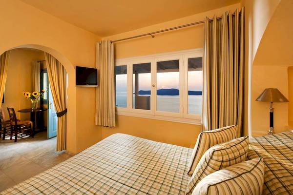 Zimmer im Andromeda Villas & Spa Resort mit Blick auf das Meer und die Insel.