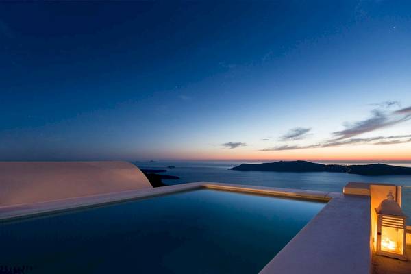 Terrasse mit Pool bei Sonnenuntergang im Andromeda Villas & Spa Resort