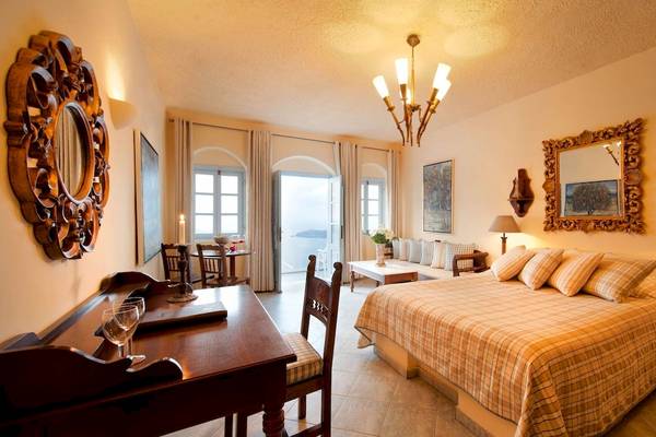 Schlafzimmer im Andromeda Villas & Spa Resort mit Blick auf das Meer.