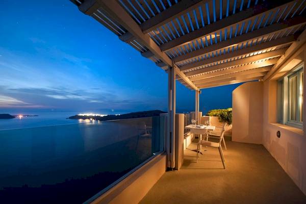 Blick vom Balkon des Andromeda Villas & Spa Resorts auf das Meer bei Nacht